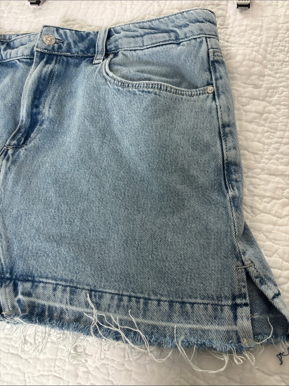 Evereve PAIGE size 32 (Women’s 14) Denim Mini Skirt, Light Wash with Frayed Hem - Picture 5 of 10
